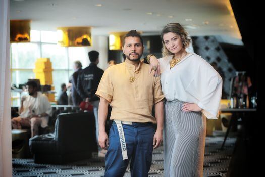 Él es Jorge Guzmán el emprendedor que se abrió paso en el mercado sostenible con 'Guzo Atelier', una marca de moda que rescata tradiciones de país.