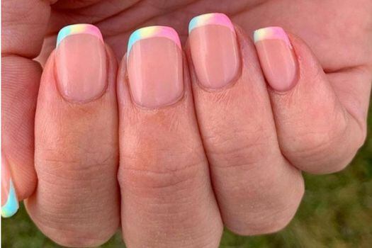 La manicura francesa también puede ser de colores y tie dye: la última tendencia en uñas para vacaciones.