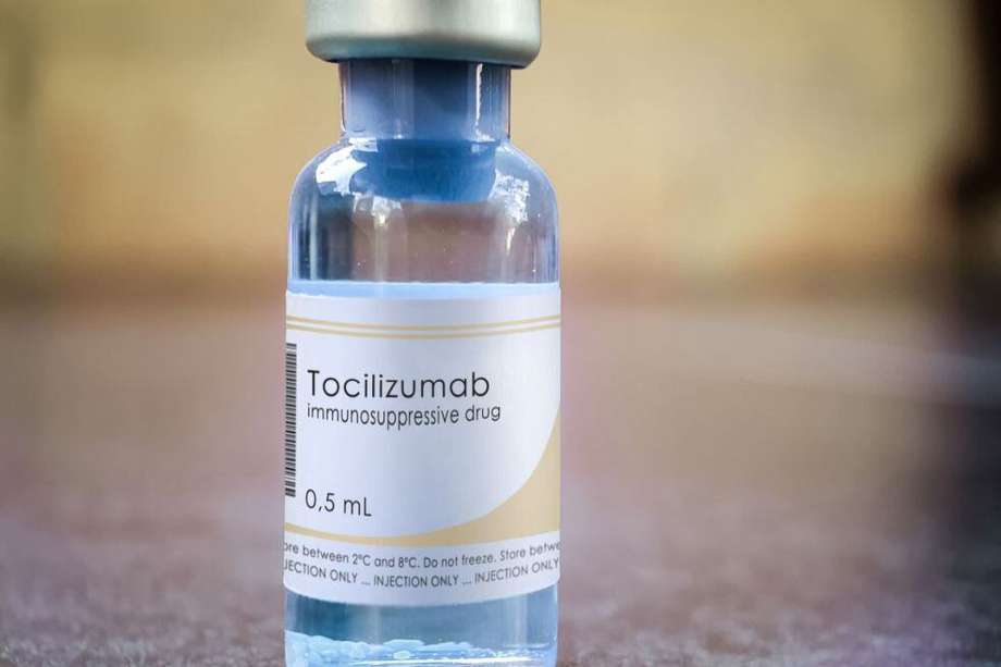 El ensayo clínico comparó un total de 2022 pacientes que fueron asignados al azar para recibir tocilizumab por infusión intravenosa y se compararon con 2094 pacientes asignados al azar a la atención habitual sola.