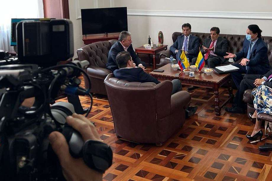 La comisión de asambleístas ecuatorianos entregó el informe sobre la supuesta operación que buscaba "acceder a los dólares de la reserva" de ese país.
