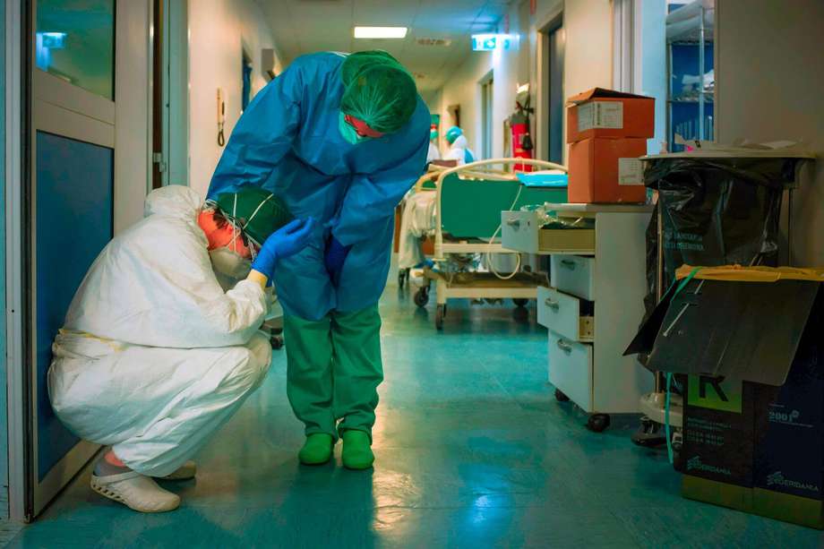 Una enfermera consuela a otra mientras cambian de turno el 13 de marzo de 2020 en el hospital de Cremona, al sureste de Milán. La fatiga entre el personal de salud se ha convertido en un problema global. 