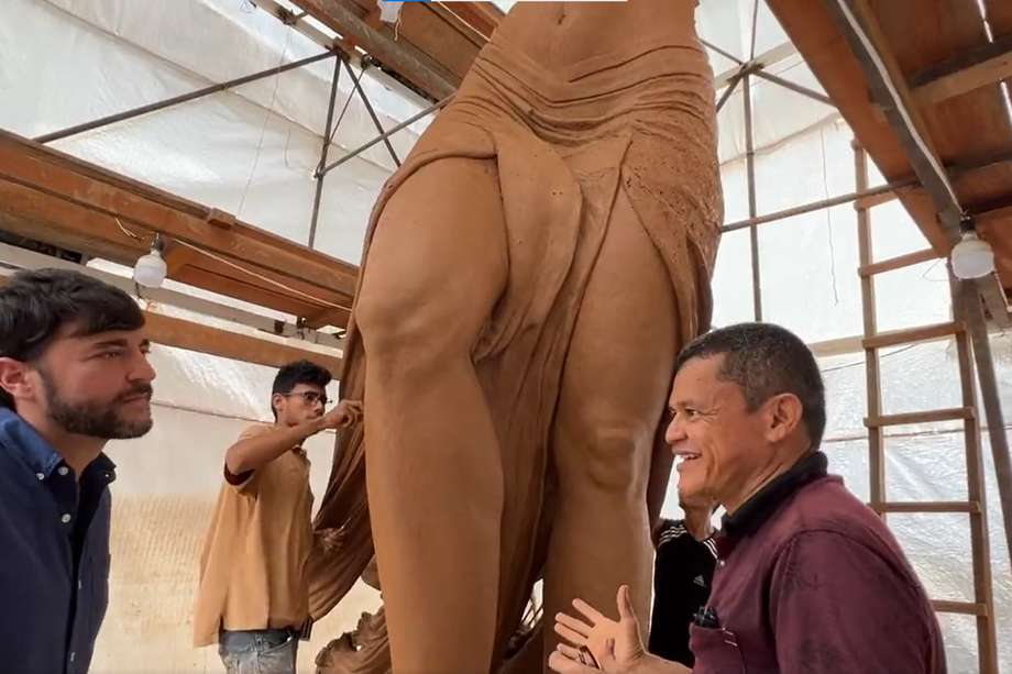 La escultura es hecha por el artista Yiro Márquez. Será en bronce y pesará entre 3 y 4 toneladas.