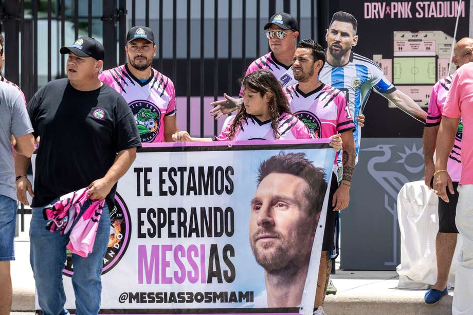 Los fanaticos de Lionel Messi esperan su llegada en Miami.
