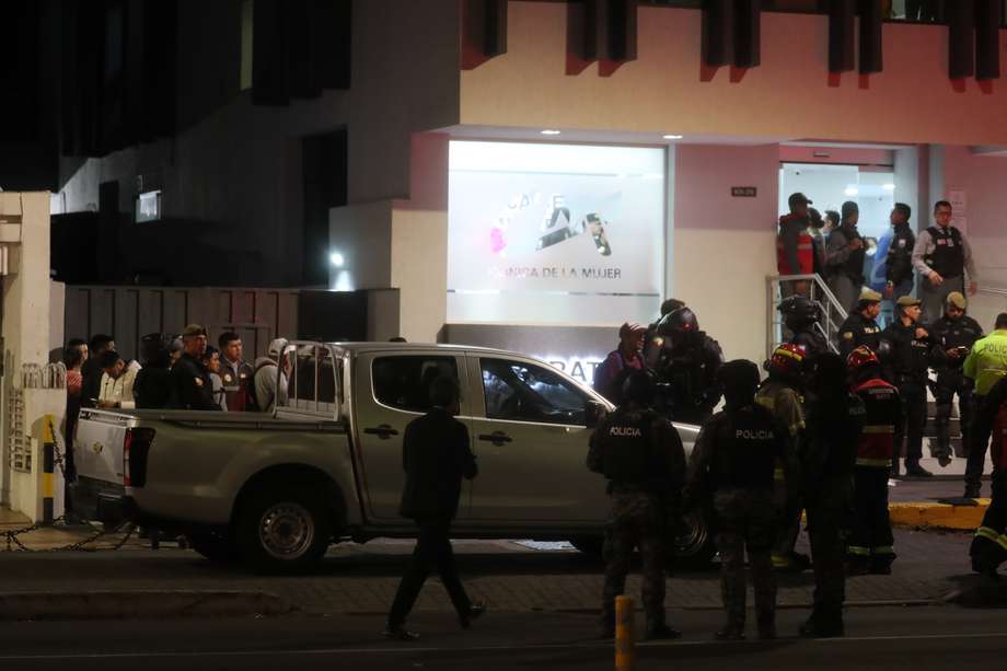 Fuerzas de Seguridad permanecen afuera de la Clínica de la Mujer, a donde fue llevado el candidato a la Presidencia de Ecuador Fernando Villavicencio, quien murió luego de recibir varios disparos. 
