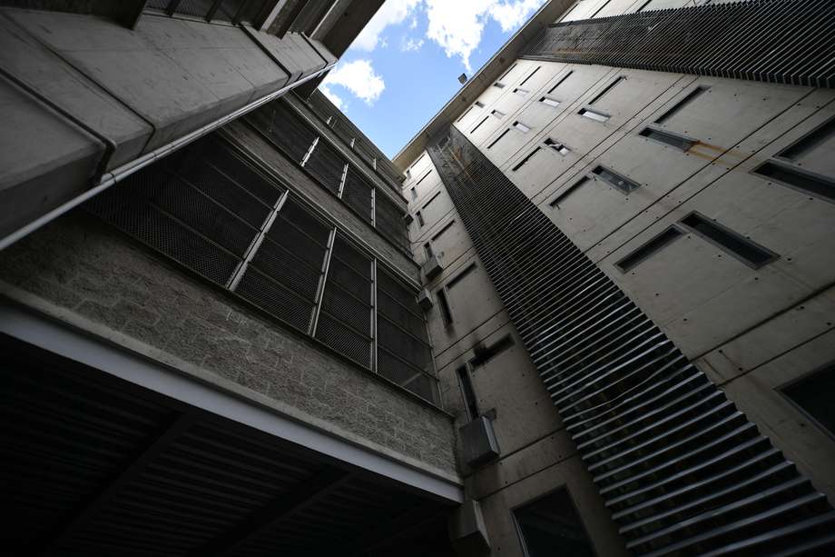 Aspectos de alrededores como fachada y celdas de la cárcel La Picota.