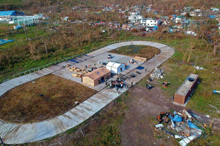 Toma aérea de una de las zonas que están siendo adecuadas para atender a la población de Providencia afectada por el paso del huracán Iota.