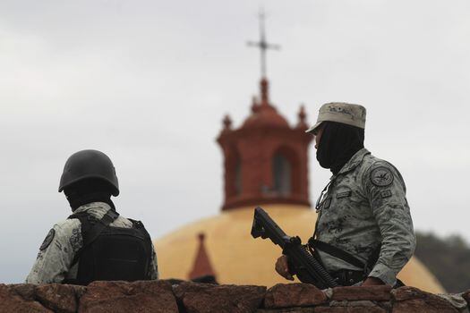 Personal de la Guardia Nacional (GN) resguarda hoy la iglesia San Francisco Javier en el estado de Chihuaha, donde asesinaron a dos sacerdotes jesuitas y un guía de turistas el pasado 20 de junio de 2022.