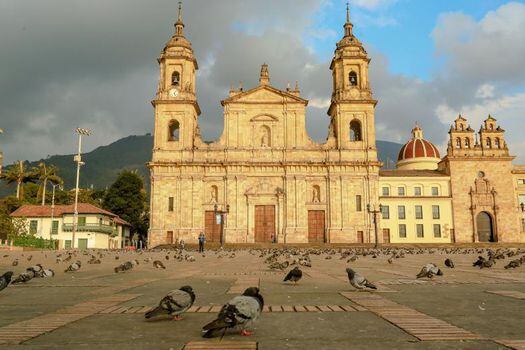 Parroquia Catedral Primada de Bogotá: ubicada en el barrio La Candelaria, en el corazón de la capital, en la emblemática Plaza de Bolívar. Fue construida entre 1807 y 1823.