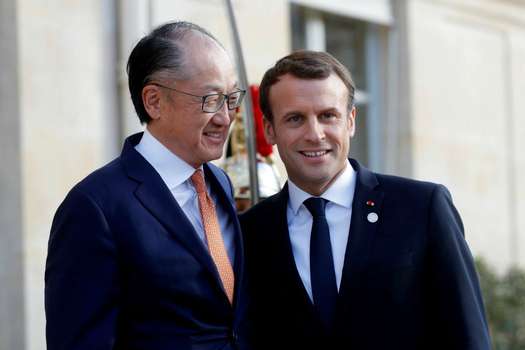 El presidente del Banco Mundial, Jim Yong Kim, junto a presidente francés, Emmanuel Macron. / EFE