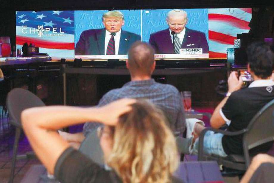 Personas observan el primer debate presidencial entre Donald Trump y Joe Biden/ Mario Tama/Getty Images/AFP
