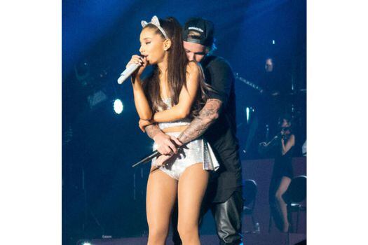 Ariana Grande y Justin Bieber durante una actuación conjunta.  / Cortesía