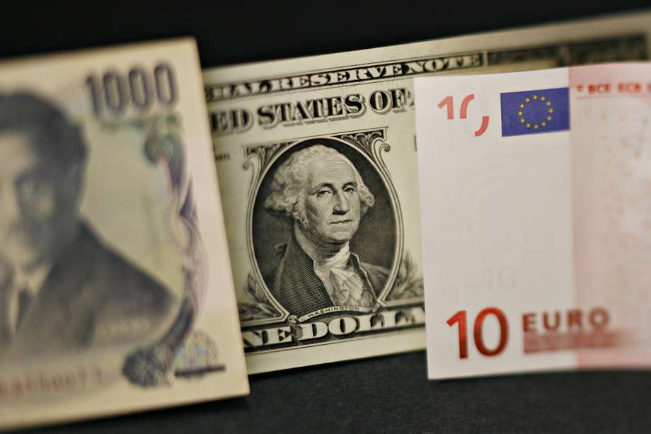 El euro, por su parte, se negocia en $4.418, con una caída de 0,12 %.
