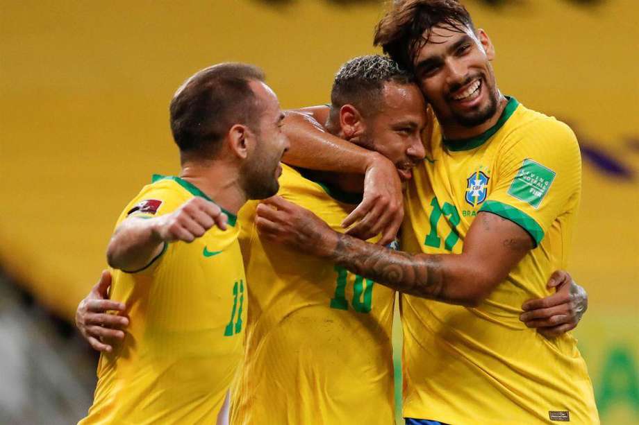 Neymar celebra con sus compañeros en las eliminatorias a Qatar 2022.