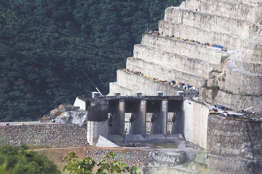 MED701. ITUANGO (COLOMBIA), 23/06/2018.-Vista general del proyecto de la central hidroelÈctrica de Hidroituango hoy, s·bado 23 de junio de 2018, durante la visita del presidente electo de Colombia, Iv·n Duque, a Ituango (Colombia). Duque asegurÛ hoy que ayudar· a sacar adelante a la central hidroelÈctrica de Ituango, que est· en construcciÛn en el noroeste de Colombia en medio de la crisis que atraviesa el proyecto de generaciÛn elÈctrica "m·s importante de la historia del paÌs". EFE/Luis Eduardo Noriega A.