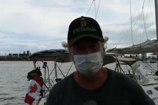 Gilles Hamel, capitán del velero "Exception", embarcación que quedó a la deriva en aguas colombianas. / Captura video Armada