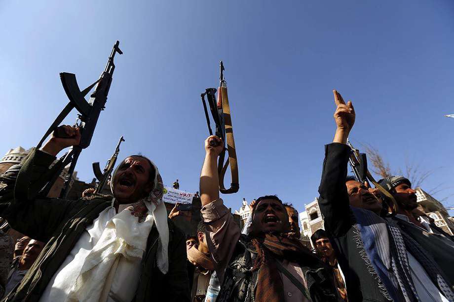 Imagen de archivo (2015) de miembros de los rebeldes hutíes, armados, participando en una manifestación en contra de la intervención de la coalición liderada por Arabia Saudí en Saná.