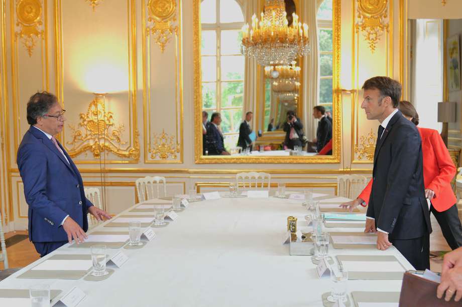 El presidente Gustavo Petro (i), con su homólogo francés, Emmanuel Macron, en París, el 23 de junio de 2023.