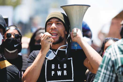 Kendrick Sampson dice sobre lo que le sucedió en Cartagena: “Reforzó mi comprensión sobre cómo la violencia policial patrocinada por el Estado es también una pandemia global”. Aquí el 6 junio de 2020 en una protesta contra el racismo en Beverly Hills, Los Ángeles (Estados Unidos). 
