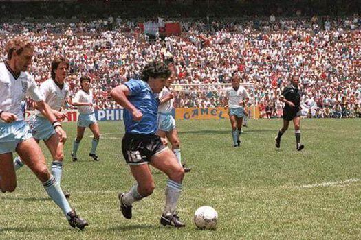 Diego Armando Maradona en el que se conoce como el mejor gol de la historia del fútbol. Se lo hizo a los ingleses en el Mundial de México 86. 