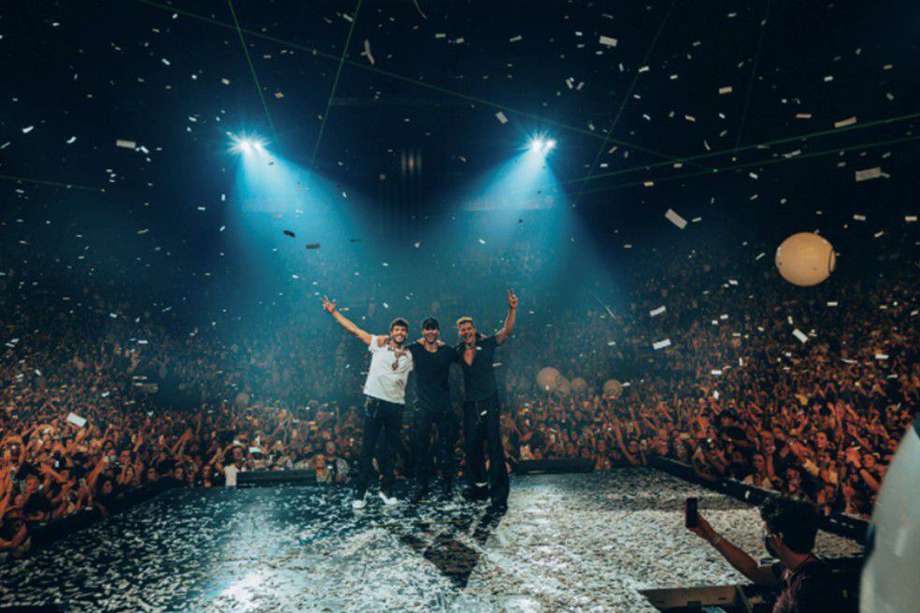 Las tres estrellas se reunieron en el escenario para agradecer a la audiencia y celebrar el inicio oficial de la gira Enrique & Ricki Live!, que hará 26 paradas en 22 ciudades de Norteamérica.