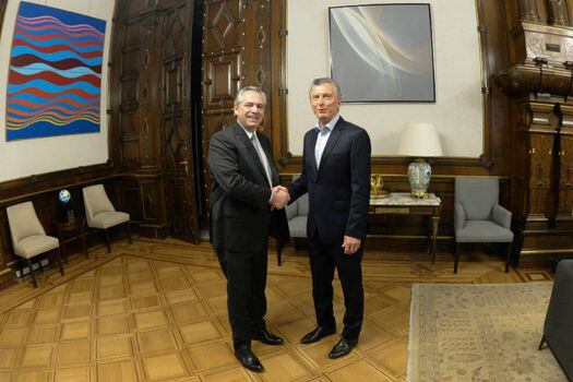 El presidente electo de Argentina, Alberto Fernández (izquierda), se reunió con el actual mandatario, Mauricio Macri (derecha), para comenzar a trabajar en la transición de gobierno.  / AFP