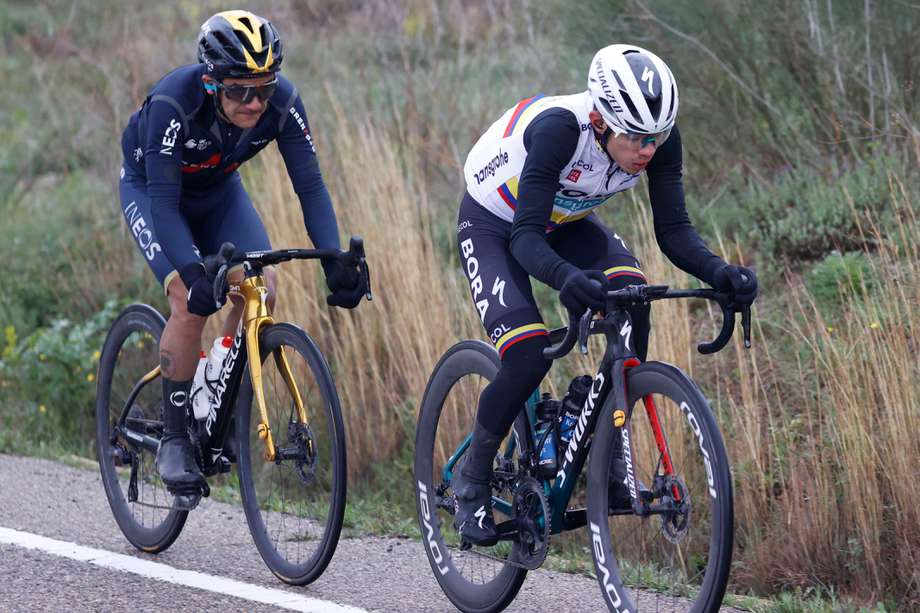 El ciclista colombiano Richard Caparaz y el ciclista colombiano Sergio Andrés Higuita (d), durante la sexta etapa de la Vuelta a Cataluña.