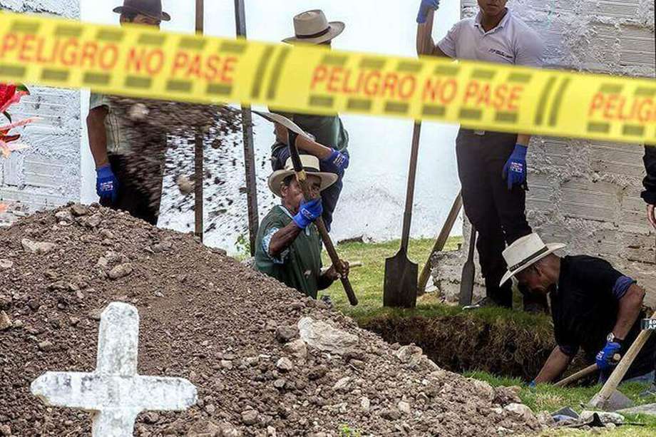 Según la denuncia, fueron cavadas diez tumbas en un terreno donde habrían víctimas de falsos positivos y desaparición forzada.