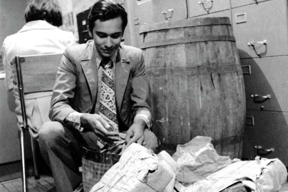 Un detective frente a un cargamento de marihuana en la década del 70.