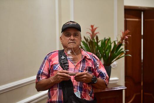 Orlando Guarín, integrante de la Asociación Departamental Somos Visibles, recibió a nombre de su asociación el premio Camina, en Bogotá.
