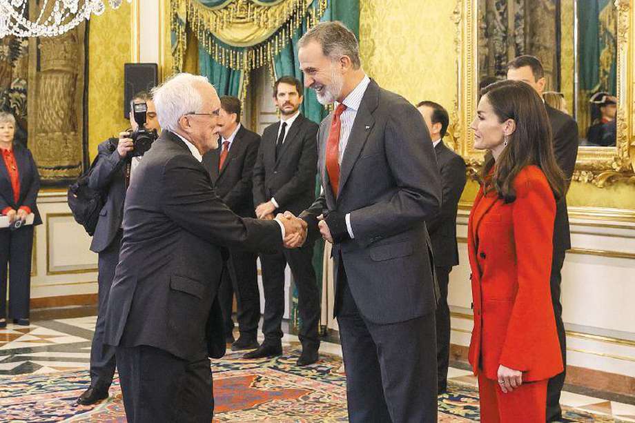 Luis Mateo Díez, ganador del Premio Cervantes 2023, saluda al rey Felipe VI de España y a la reina Letizia.