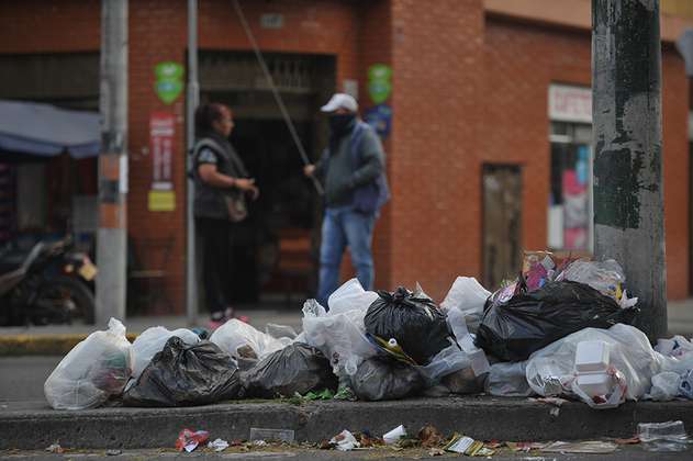 Entre basura y escombros, hallan un cadáver dentro de bolsas plásticas en Bogotá