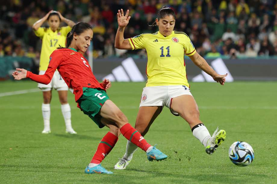 Catalina Usme (derecha) disputa el balón con Zineb Redouani, en el partido entre Colombia y Marruecos por el Mundial Femenino.
