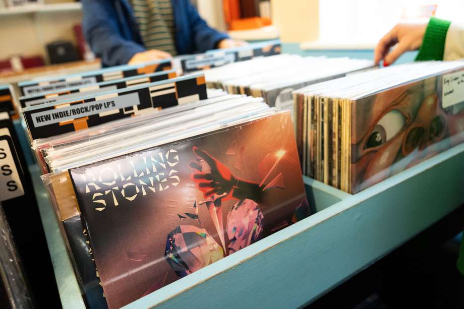 Una copia del nuevo álbum de The Rolling Stones, 'Hackney Diamonds', se exhibe en una tienda de discos en York, Gran Bretaña.
