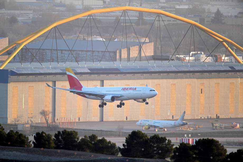 Un avión de la aerolínea española Iberia aterriza en el aeropuerto de Madrid-Barajas Adolfo Suárez