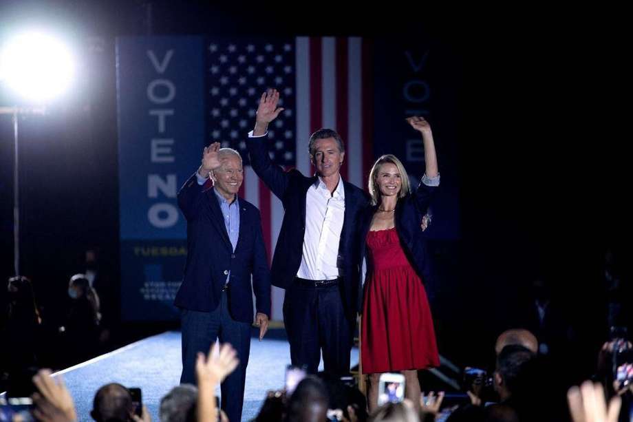 El presidente de EE. UU., Joe Biden, junto al gobernador de California, Gavin Newsom, y su esposa, Jennifer Siebel.