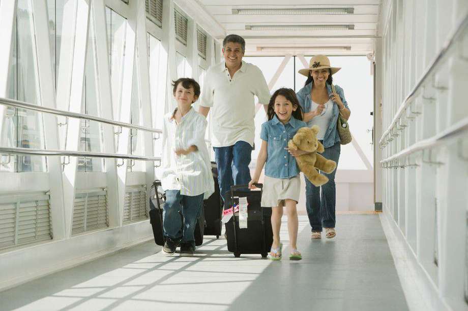 Si el menor de edad sale de Colombia acompañado por sus dos padres no se requerirá documento distinto del pasaporte.