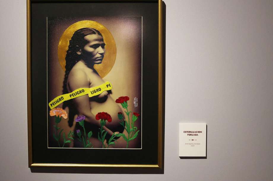 Fotografía de la obra "Esterilización Forzada" de la artista Rilda Paco durante la exposición "Mujer Peligro Mujer".