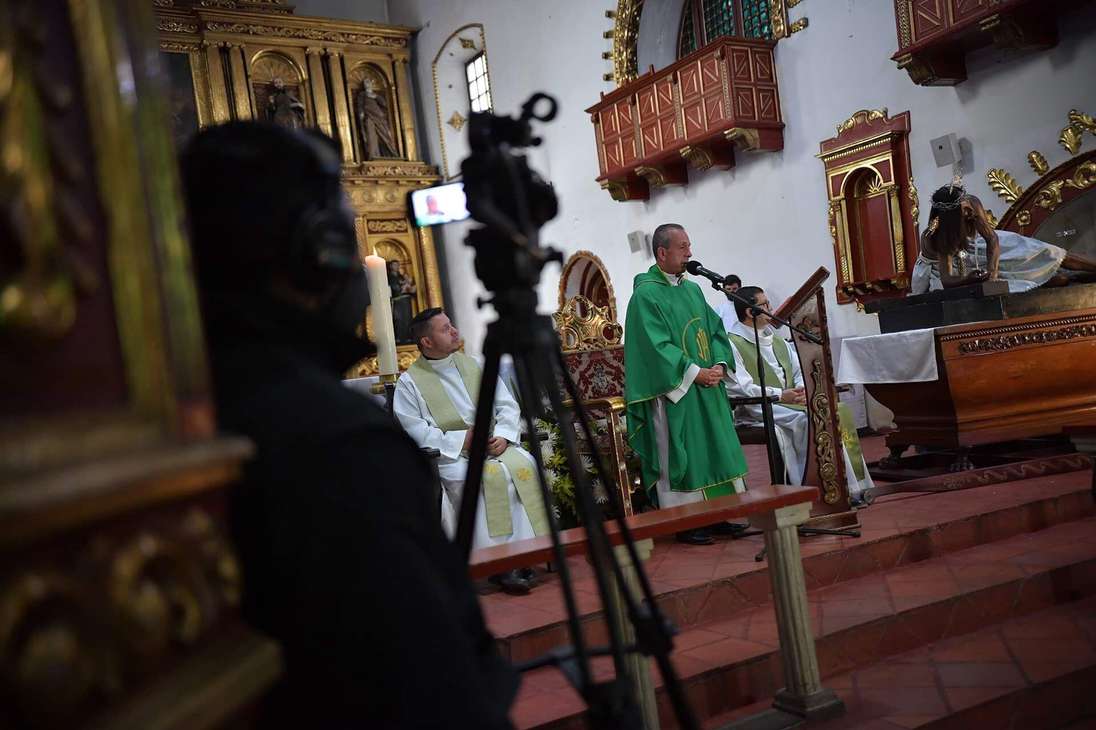 Los fieles que quieran asistir a las misas pueden conectarse a los canales virtuales de la Arquidiócesis de Bogotá o por el canal televisivo Cristovisión.