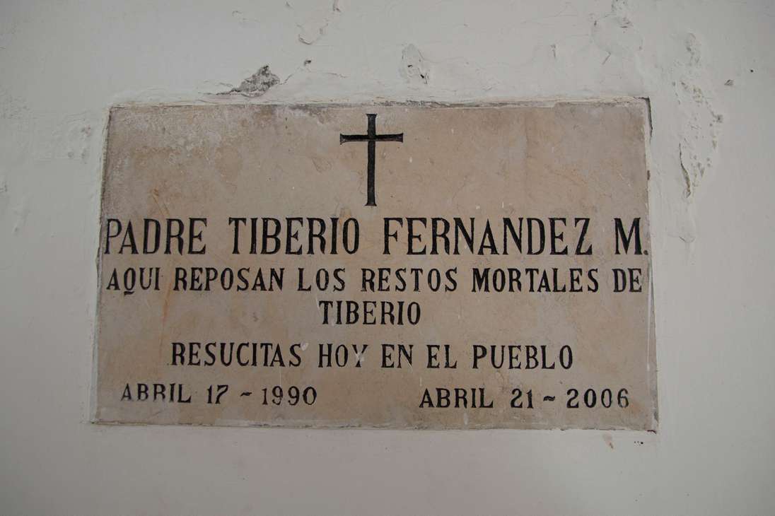 El padre Tiberio Fernández Mafla fue uno de los líderes comunitarios torturado, asesinado y desaparecido durante la masacre. Su cuerpo fue rescatado días después en el río Cauca. Tiberio había organizado a los campesinos en cooperativas y asociaciones de producción que los narcos y militares consideraban una fachada de los grupos guerrilleros.