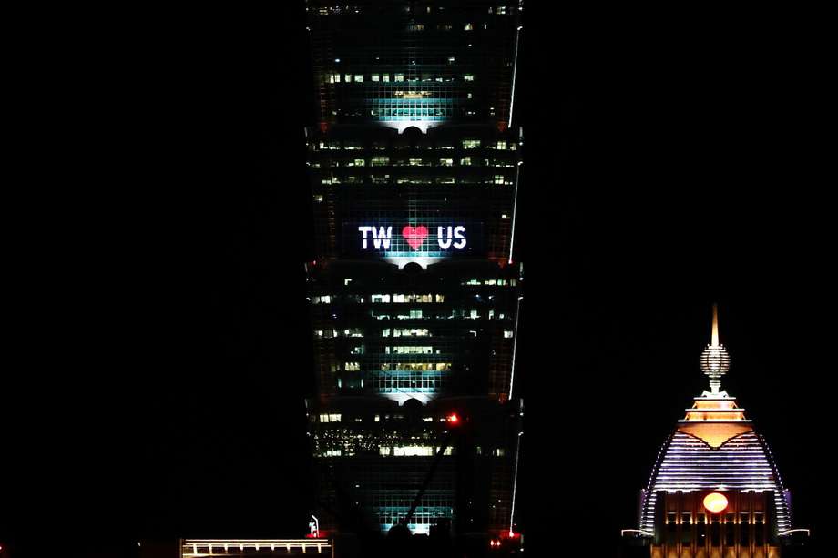 El rascacielos Taipei 101 se ilumina con el símbolo de "Taiwán ama a Estados Unidos" antes de la esperada visita de la presidenta de la Cámara de Representantes Nancy Pelosi, en Taipéi, Taiwán, el 02 de agosto de 2022. 