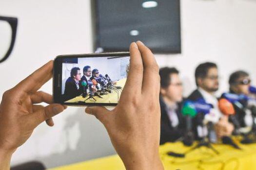 Los jefes de las Farc “Pastor Alape”, “Iván Márquez” y “Jesús Santrich” fueron los que anunciaron ayer en Bogotá  el inicio del proceso de dejación de armas. / /AFP