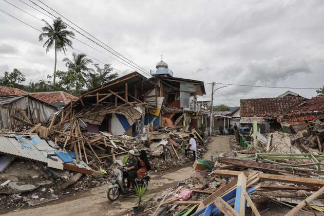 Sube a 321 fallecidos el balance del terremoto en Indonesia