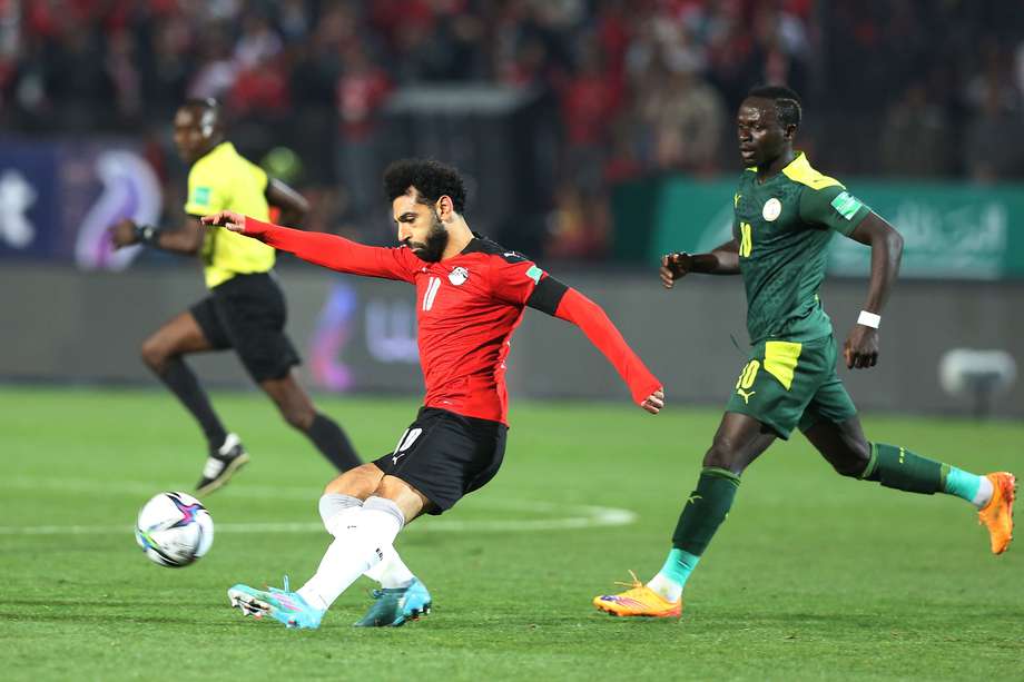 Mohamed Salah y Sadio Mané disputando un balón en la ida de la clasificación de las eliminatoria africanas.
