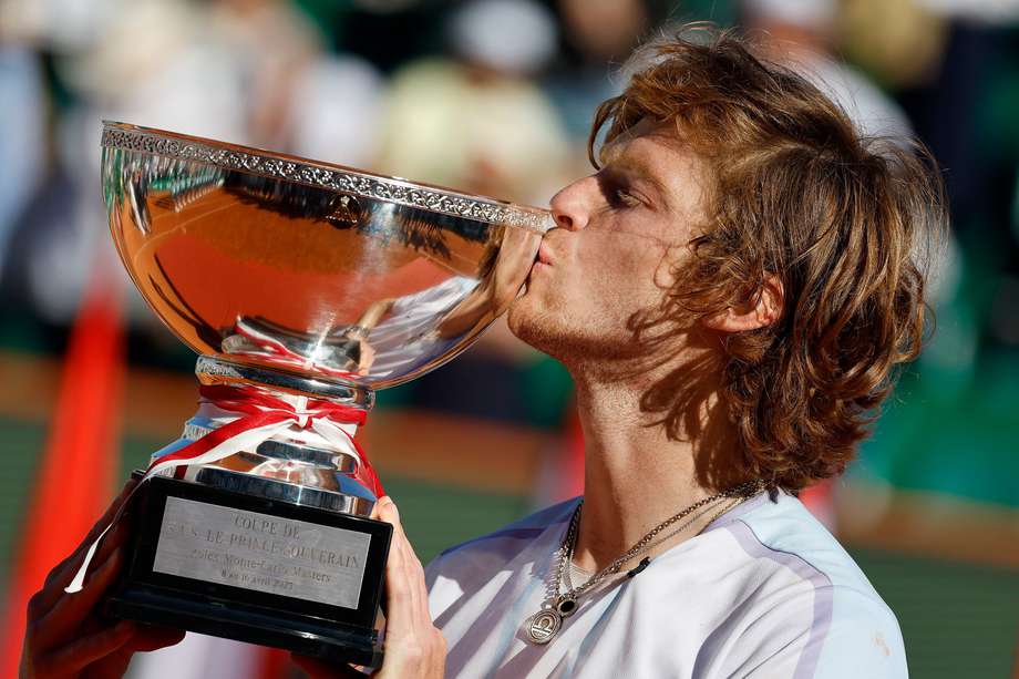 Andrey Rublev, tenista ruso, besa el trofeo que lo certifica como campeón del Masters 1.000 de Montecarlo.
