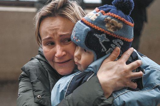 Más de 1,5 millones de personas han huido de Ucrania; la mayoría son mujeres y niños.