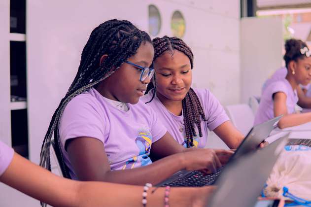 Abren becas para niñas y jóvenes afro e indígenas para formación tecnológica