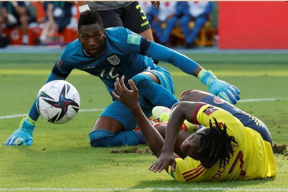 Alexander Domínguez en acción durante el partido entre Colombia y Ecuador por las eliminatorias a Catar 2022.