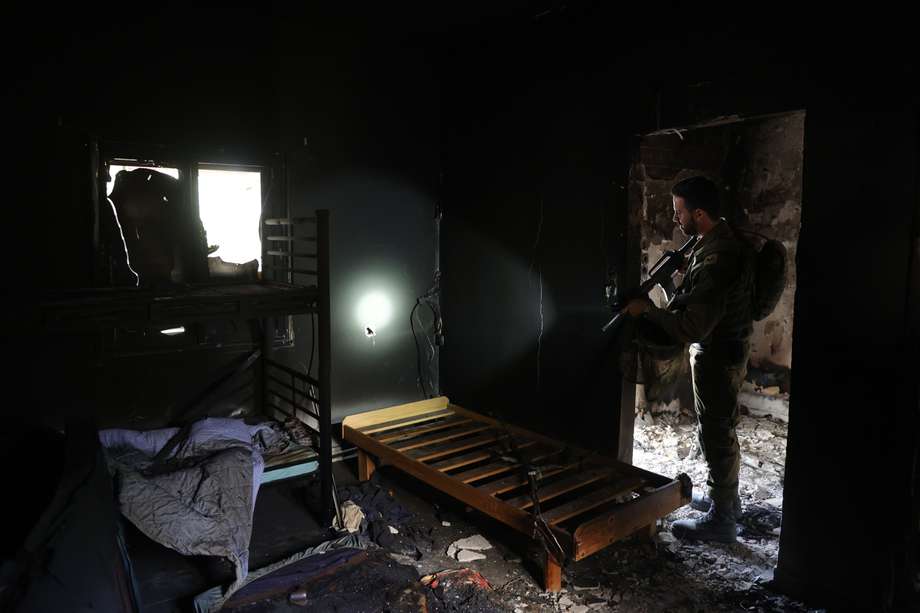 Un soldado israelí dentro de una habitación para niños quemada en una casa en ruinas en el Kibbutz Nir Oz, cerca de la frontera con Gaza en el sur de Israel.