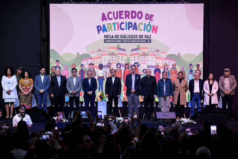 En un evento multitudinario en Corferias (Bogotá), entró en vigencia el cese al fuego con el ELN y se presentó el Comité Nacional de Participación.