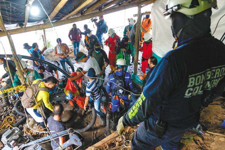 Foto de las brigadas de emergencia que trabajaron para intentar ingresar a la mina de oro de la vereda El Bosque, en la zona rural de Neira, donde se encontraban los 11 mineros atrapados. 